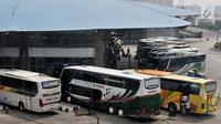 Deretan bus antarkota antarprovinsi (AKAP) untuk pemudik berjejer di Terminal Pulo Gebang, Jakarta, Minggu (3/6). Para penumpang mengaku sengaja lebih awal mudik ke kampung halaman. (Merdeka.com/Iqbal Nugroho)