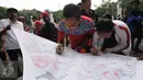 Warga menandatangi spanduk dukungan terhadap pengemudi angkutan berbasis online di kawasan Stadion GBK Jakarta, Minggu (28/8). Selain meminta dukungan tanda tangan warga, mereka melakukan survey kepuasan pelayanan. (Liputan6.com/Helmi Fithriansyah)