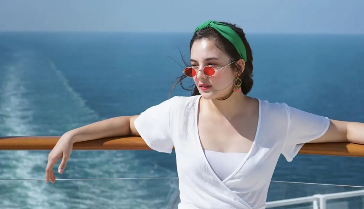 Chelsea Islan terlihat kece memesona saat menikmati momen di atas kapal. Kesukaan perempuan kelahiran 2 Juni 1995 terhadap wisata bahari memang tak diragukan lagi. Ia sering mengunjungi beberapa tempat wisata bahari yang keren. Laut cukup bisa menenangkan Chelsea Islan. (Liputan6.com/IG/@chelseaislan)