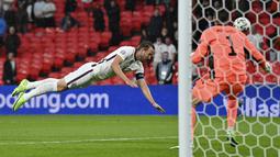 Harry Kane datang ke Euro 2020 dengan status top skor Liga Inggris. Namun ternyata, Harry Kane tidak bisa mencatatkan namanya di papan skor dalam tiga laga yang dilakoni. (Foto: AP/Pool/Justin Tallis)
