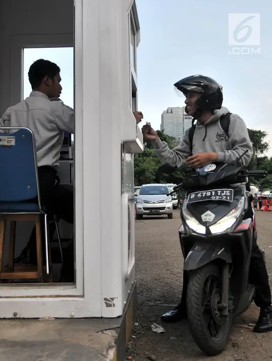 Pengendara sepeda motor membayar biaya parkir saat keluar Park and Ride kawasan MH Thamrin, Jakarta, Kamis (6/12). Pemprov DKI Jakarta berencana menaikan tarif parkir per Januari 2019. (Merdeka.com/Iqbal Nugroho)