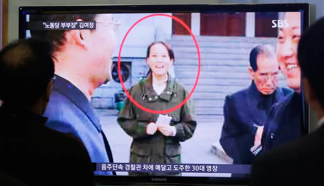 Adik Kim Jong-un, Kim Yo-Jong dalam sebuah tayangan berita di Stasiun Kereta Seoul, Korea Selatan pada 27 November 2014. Selain itu, Kim Jong-un juga melakukan perombakan puluhan pejabat tinggi partai. (AP/Ahn Young-joon)