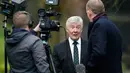 Wali Kota Greater Manchester, Komisaris Polisi, Tony Lloyd memberikan keterangan pers di Manchester, Inggris, (16/5).  Alat tersebut tak sengaja tertinggal saat digelar latihan anti teror beberapa waktu lalu. (REUTERS / Andrew Yates) 