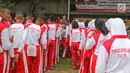 Sejumlah calon anggota Pasukan Pengibar Bendera (Paskibra) Nasional 2019 antre mengambil air minum disela latihan di PPPON Cibubur, Jakarta, Selasa (30/7/2019). Saat ini, 68 orang anggota Paskibraka nasional 2019 sedang menjalani pendidikan dan pelatihan intensif. (Liputan6.com/Herman Zakharia)