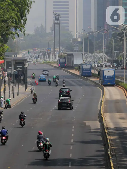 Kondisi lalu lintas di Jalan MH Thamrin, Jakarta, Rabu (2/10/2019). Jalan MH Thamrin yang biasanya ramai beberapa hari terakhir terpantau lengang. (Liputan6.com/Faizal Fanani)