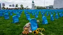 Ribuan tas sekolah tertata di halaman utara Markas Besar Perserikatan Bangsa-Bangsa (PBB), New York, Amerika Serikat, Minggu (8/9/2019). UNICEF membuat instalasi batu nisan dari 3.758 tas sekolah untuk menunjukkan jumlah anak yang mati selama konflik pada tahun 2018. (AP Photo/Craig Ruttle)