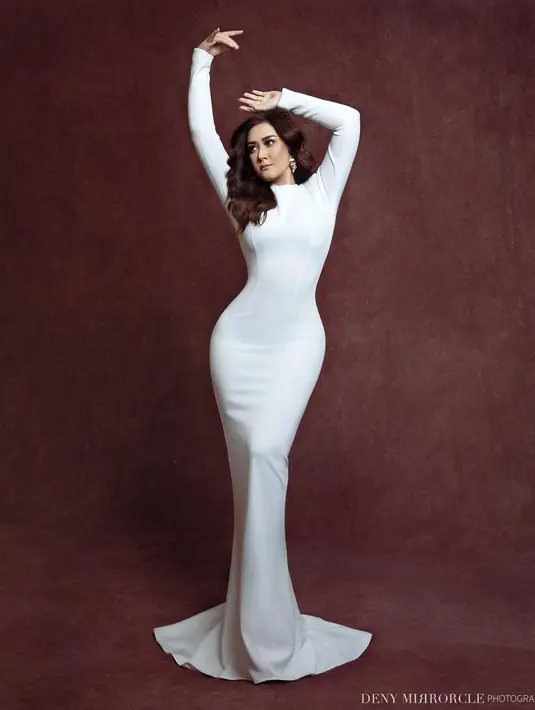 <p>Nafa Urbach dalam balutan gaun putih yang memperlihatkan lekuk tubuhnya yang sempurna. (Foto: Instagram/ denymirrorcle)</p>