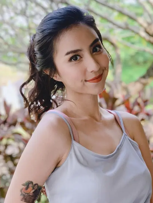 Clairine Clay saat memakai baju tanpa lengan sukses curi perhatian. Aura kecantikannya begitu terpancarkan saat ia memakai baju tanpa lengan. Terlebih, tato di lengan kanannya sukses bikin netizen gagal fokus. Tato tersebut dibuat Clairin sebagai bukti cinta ke orang tua. (Liputan6.com/IG/@clairineclay)