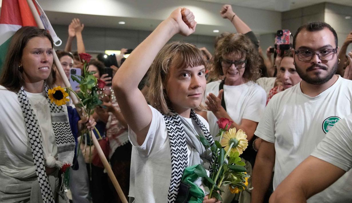 Aktivis iklim asal Swedia, Greta Thunberg tiba di Bandara Internasional Eleftherios Venizelos di Athena, Yunani, Senin 6 Oktober 2025 setelah dideportasi dari Israel karena ikut serta dalam armada Global Sumud Flotilla (GSF) menuju Gaza. (AP Photo/Petros Giannakouris)