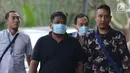 Hakim Kayat (belakang batik abu-abu) dan orang yang berperkara kasus suap bebaskan terdakwa PN Balikpapan Papan tiba di KPK, Jakarta, Sabtu (4/5/2019). KPK mengamankan duit sekitar Rp 100 juta yang diduga terkait suap dalam penanganan kasus penipuan di persidangan. (merdeka.com/Imam Buhori)