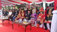 Rayakan HUT ke-393, seluruh ASN Pemerintahan Kabupaten Tangerang, menggelar upacara di Lapangan Mualana Yudha Negara dengan menggunakan pakaian khas daerah Indonesia, Senin (13/10/2025l) (Liputan6.com/Pramita Tristiawati)