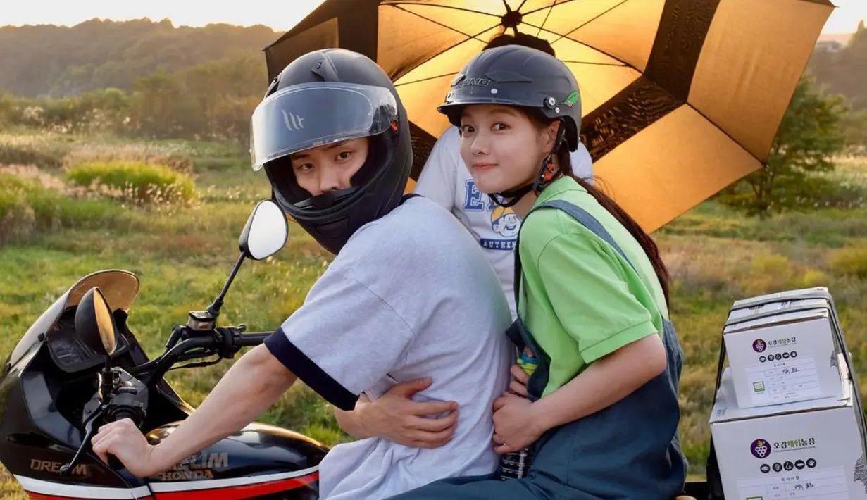 Kim You Jung (kanan) saat berada di sepeda motor bersama Park Jung Woo (kanan) di lokasi syuting film 20th Century Girl. Dalam ceritanya Park Jung Woo berperan sebagai Baek Hyun Jin, pria yang disukai si karakter utama Na Bo-ra. (Instagram/@you_r_love)