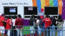 Beberapa calon penonton seremoni pembukaan Asian Games 2018 mengantri melakukan penukaran tiket jelang masuk kawasan GBK, Jakarta, Sabtu (18/8). Asian Games 2018 akan berlangsung hingga 2 September, mendatang. (Liputan6.com/Helmi Fithriansyah)