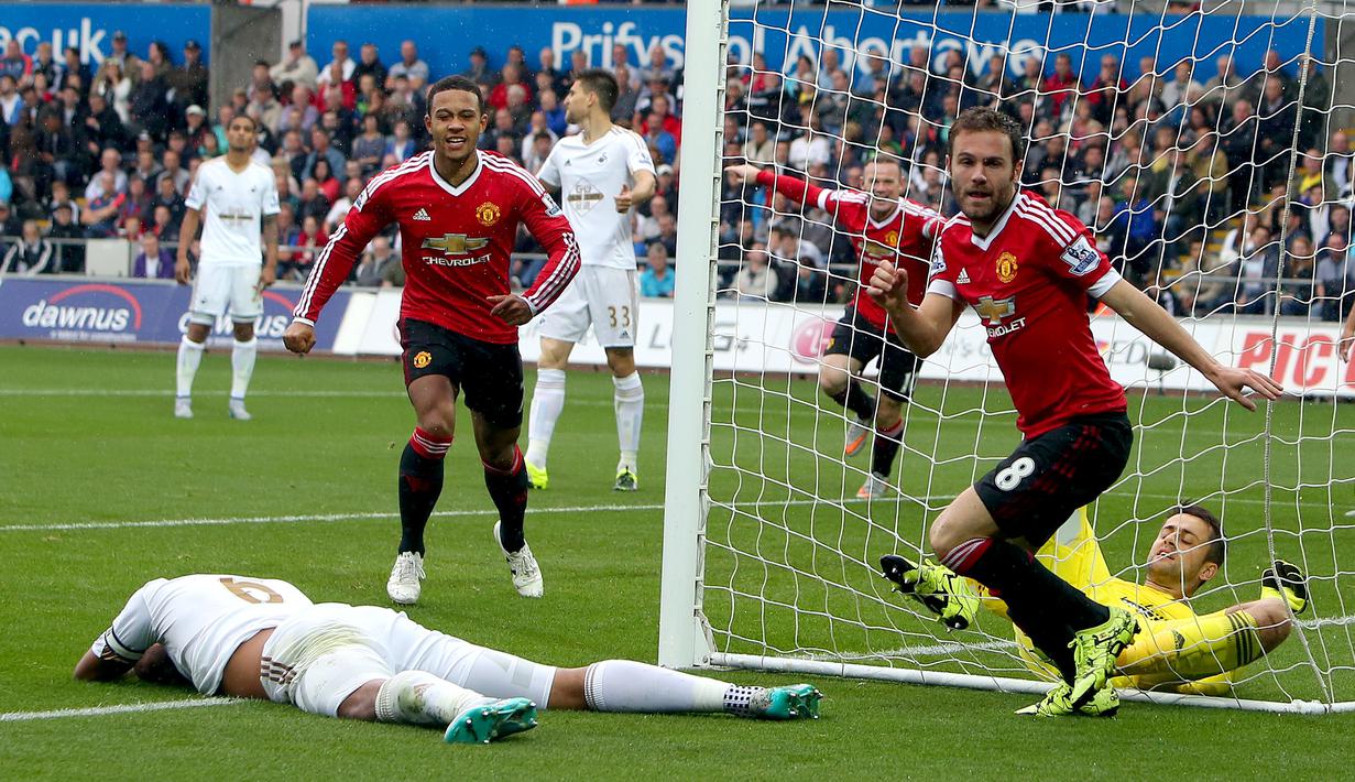 Juan Mata mencetak gol ke gawang Swansea City di Stadion Liberty, Swansea, Wales, Inggris Raya. Minggu (30/8/2015). (EPA/Geoff Caddick)