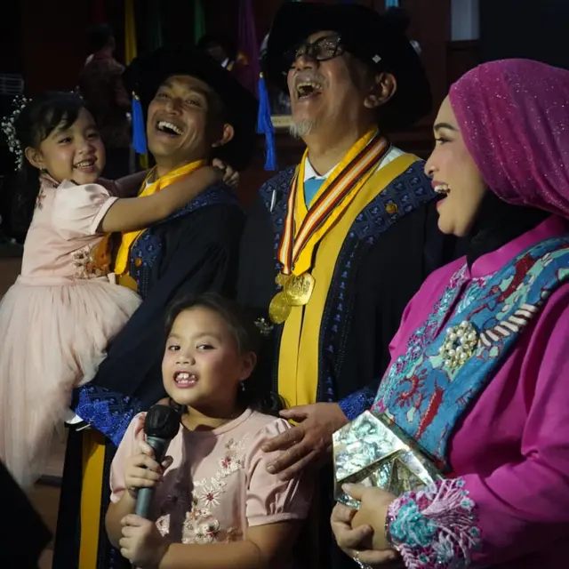 Deddy Mizwar Wisuda Bareng Anak, Tak Hanya dapat Gelar Doktor Tapi juga sebagai Wisudawan Tertua. (instagram.com/deddy_mizwar)