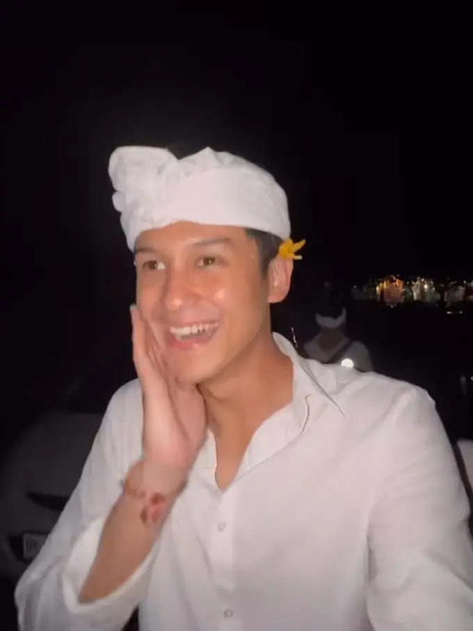 Potret Antonio Blanco Jr usai dicium ibu-ibu di Bali  (Sumber: Instagram/antonioblancojr)
