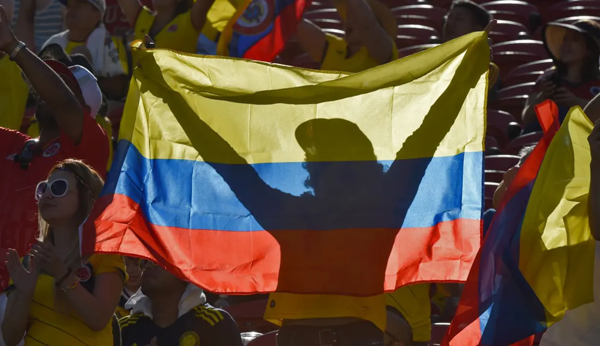Suporter Kolombia merayakan gol yang dicetak timnya ke gawang AS dalam laga Copa America Centenario di Santa Clara, California, AS, (3/6/2016). (AFP/Mark Ralston)