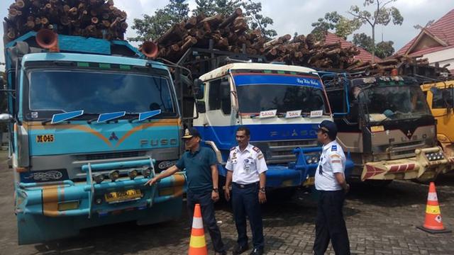 Petugas BPTD Riau-Kepri membawa empat truk ODOL ke Terminal AKAP Pekanbaru sebagai barang bukti.