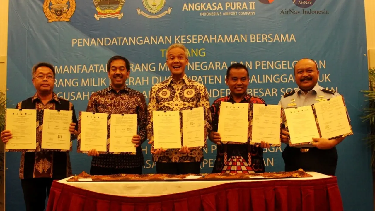 Senyum sumringah Gubernur Jateng Ganjar Pranowo dan Bupati Purbalingga, usai menandatangani MoU detail pembangunan Bandara JBS. (Foto: Liputan6.com/Muhamad Ridlo/Dinkominfo PBG)