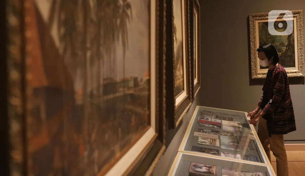 Pengunjung mengamati karya seni yang ditampilkan dalam Pameran Tetap Galeri Nasional Indonesia di Galeri Nasional, Jakarta, Kamis (28/10/2021). Galeri Nasional resmi membuka ruang pamerannya untuk masyarakat umum mulai seiring diberlakukannya PPKM level dua di DKI . (Liputan6.com/Herman Zakhria)