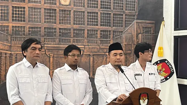 Ketua Komisi Pemilihan Umum (KPU) Republik Indonesia (RI) Mochamad Afifuddin dalam konferensi pers di Kantor KPU RI, Jakarta Pusat, Kamis (22/8/2024). (Liputan6.com/Winda Nelfira)