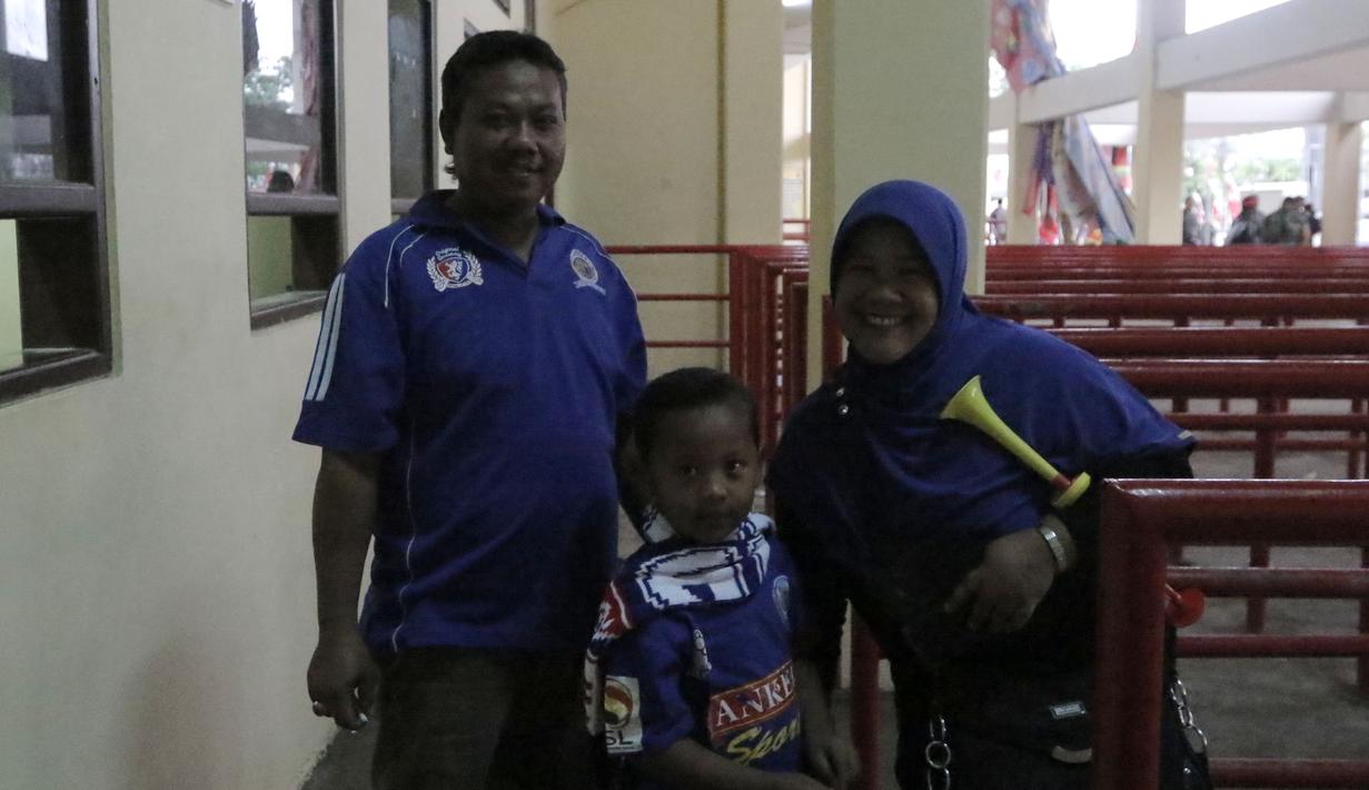Aremania yang terdiri dari satu keluarga kecil, datang mendukung Arema di Gianyar. (Bola.com/Erwin Fitriansyah)