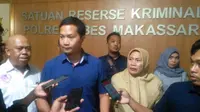 Kasat Reskrim Polrestabes Makassar, Kompol Wirdhanto saat merilis penetapan tersangka kasus penyekapan tiga bocah asuh di Makassar (Liputan6.com/ Eka Hakim)