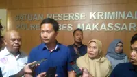 Kasat Reskrim Polrestabes Makassar, Kompol Wirdhanto saat merilis penetapan tersangka kasus penyekapan tiga bocah asuh di Makassar (Liputan6.com/ Eka Hakim)