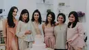 Selain keluarga, para sahabat Tyas Mirasih juga bahagia menyambut hari pernikahannya. Seperti yang terlihat beberapa waktu lalu di acara Bridal Shower yang dipersembahkan teman-temannya untuk Tyas. (Instagram/tyasmirasih)