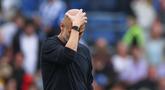 Pelatih Manchester City, Pep Guardiola, tampak kecewa setelah timnya tumbang 1-2 dari Brighton di Amex Stadium dalam laga Premier League, Minggu (31/8/2025) malam WIB. (AP Photo/Ian Walton)