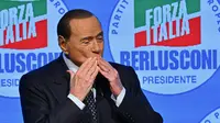 Silvio Berlusconi merupakan salah satu tokoh terkemuka di Italia. Tak hanya aktif di sepak bola, pria kelahiran 29 September 1936 ini juga dikenal sebagai politikus. (AFP/Filippo Monteforte)