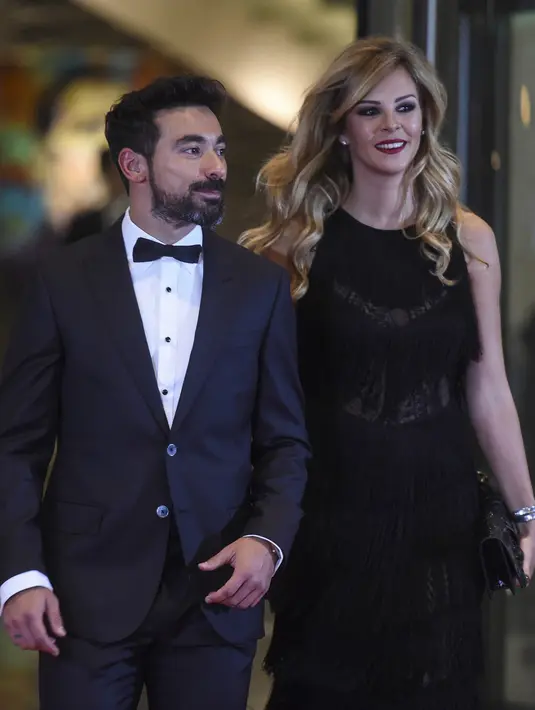 Ezequiel Lavezzi dan istrinya saat menghadiri pernikahan Lionel Messi di Rosario, Argentina (30/6). Acara ini dihadiri banyak pesepak bola dan selebriti terkenal dunia. (AFP Photo/Eitan Abramovich)