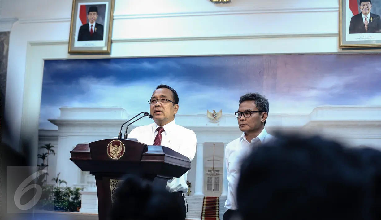 Menteri Sekretaris Negara, Pratikno memberikan keterangan soal pemberhentian menteri ESDM Arcandra Tahar, Jakarta, (15/8).Diketahui ia diberhentikan karena kewarganegaraan ganda yang dimilik oleh Arcandra. (Liputan6.com/Faizal Fanani)