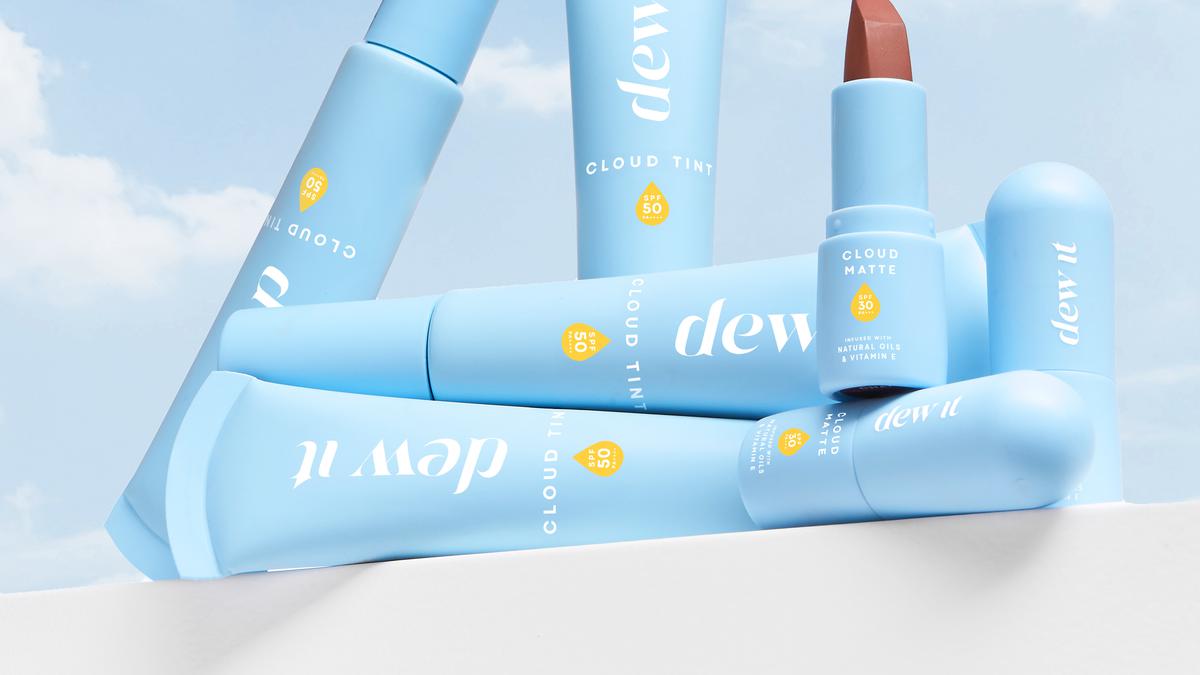 Rahasia Makeup Tetap Flawless Meski Jadi Perempuan Aktif, Cuma Padukan Skin Tint dan Lip Matte Lokal