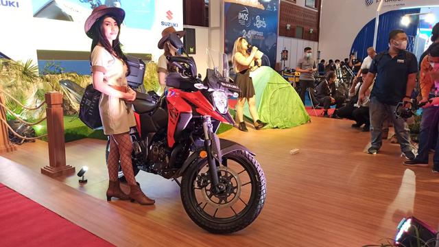 Suzuki memamerkan Suzuki V-Strom SX 250 di IMOS 2022.
