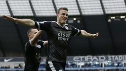 Pemain Leicester City, Robert Huth merayakan golnya saat melawan Manchester City pada lanjutan Liga Premier Inggris pekan ke-25 di Etihad Stadium, Manchester, Sabtu (6/2/2016). (AFP/Adrian Dennis) 