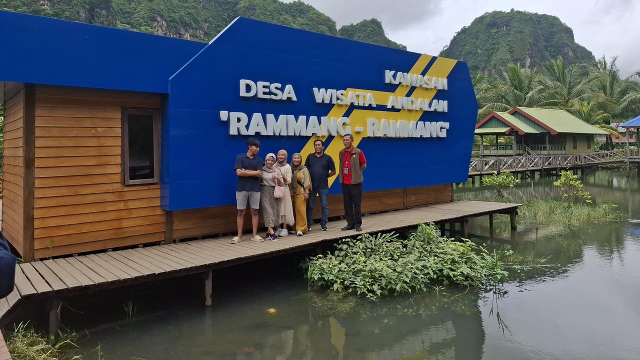 Direktur Poltekpar Makassar Herry Rachmat Widjaja bersama wisatawan (Liputan6.com/Fauzan)