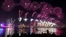 Pertunjukan kembang api terlihat di atas kompleks kebudayaan Katara selama perayaan untuk menandai dimulainya Idul Adha, Hari Raya Kurban, di Doha, Qatar, pada Rabu 27 Mei 2026. (Karim JAAFAR/AFP)