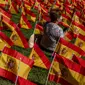 Seorang perempuan duduk di antara bendera Spanyol untuk mengenang korban COVID-19 di Madrid, Minggu (27/9/2020). Asosiasi keluarga korban virus corona memasang 53.000 bendera kecil Spanyol di sebuah taman Madrid untuk menghormati mereka yang meninggal akibat pandemi. (AP Photo/Manu Fernandez)