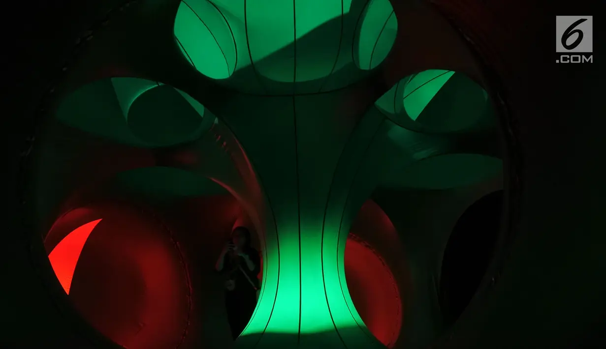 Pengunjung menjelajahi instalasi seni luminarium kelas dunia atau Trilumin di pusat perbelanjaan Jakarta, Jumat (14/9). Luminarium Trilumin yang dihadirkan ini merupakan hasil kreasi Architects of Air dari lnggris. (Merdeka.com/Imam Buhori)