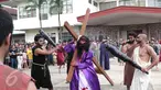 Umat Katolik di Gereja St Matius Penginjil Bintaro, menampilkan teatrikal prosesi jalan salib, Tangerang Selatan, (25/3). Prosesi jalan salib ini merupakan bagian dari perayaan Paskah yang dirayakan umat Kristiani sedunia. (Liputan6.com/Angga Yuniar)