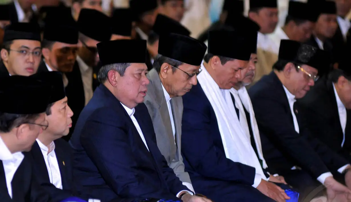 Salat ini juga diikuti para menteri Kabinet Indonesia Bersatu II, pimpinan lembaga negara, dan duta besar negara sahabat, Jakarta, (5/10/14). (Liputan6.com/Johan Tallo)
