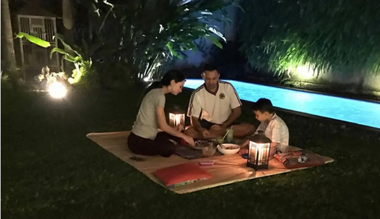 "Nggak harus selalu dengan hadiah. Sudah mulai puasa sejak tahun lalu yang usia 7 tahun, sekuatnya dia saja. Kalau saya lebih memperlihatkan lagi puasa, nggak makan, nggak minum, nggak marah-marah," ungkap Teuku Zacky, di kawasan Tanah Abang.