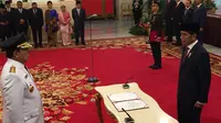 Presiden Joko Widodo atau Jokowi melantik Gubernur dan Wakil Gubernur Lampung, Arinal Djunaidi-Chusnunia Chalim (Nunik) di Istana Negara, Jakarta, Rabu (12/6). (dok.Merdeka.com)