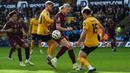 Erling Haaland (tengah) dijaga ketat oleh para pemain Wolverhampton di laga pekan ke delapan Premier League 2024/2025 di Molineux, Minggu (20/10/2024) malam WIB.