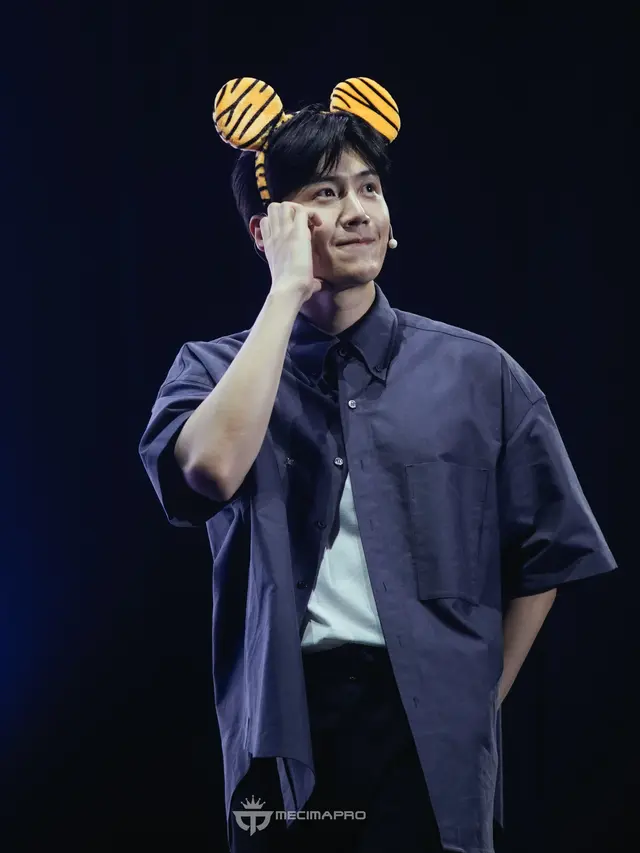 Kim Seon Ho, Bintang Film The Childe, Berpose dengan Memakai Bando Telinga Harimau Saat Fan Meeting di Jakarta pada Sabtu 3 Juni 2023 (Foto: Mecimapro)</p>