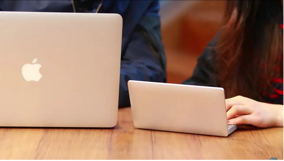 Laptop terkecil di dunia (Sumber: Business Insider)