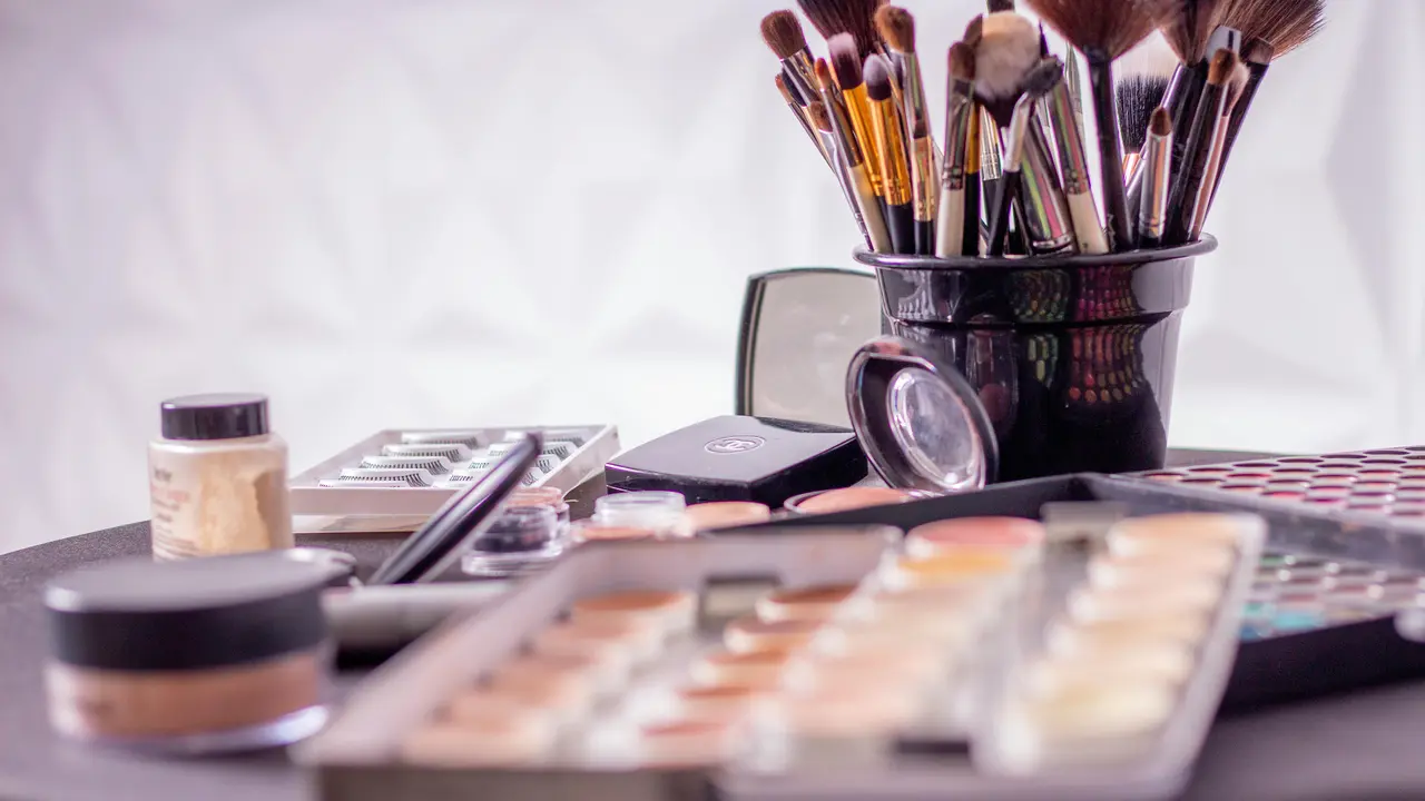 Tips Mengatasi Make Up yang Mudah Luntur agar Tampil Fresh Sepanjang Hari