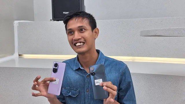 Raga, salah satu penggemar dan pengguna setia Oppo alias O-Fans, bercerita tentang bagaimana dirinya bisa jatuh cinta dengan smartphone-smartphone dari Oppo (Liputan6.com/Giovani Dio Prasasti)
