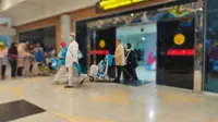 Para jemaah umrah yang sampai di Bandara Internasional Sultan Mahmud Badaruddin (SMB) II Palembang Sumsel (Liputan6.com / Nefri Inge)